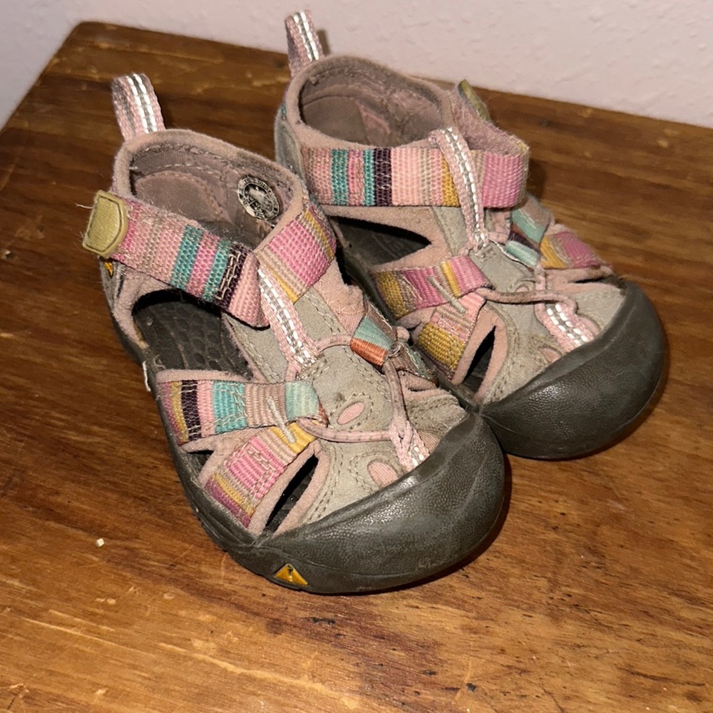 Girls keen sandals